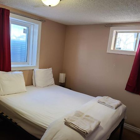 Cozy Home With Comfortable Beds And Fully Equipped Kitchen 15 Mins Drive From Airport, Downtown, Sait And U Of C And 80 Min Drive To Banff Calgary Bagian luar foto