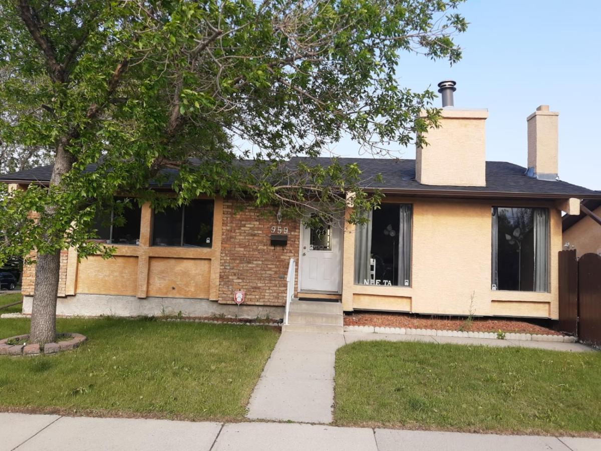 Cozy Home With Comfortable Beds And Fully Equipped Kitchen 15 Mins Drive From Airport, Downtown, Sait And U Of C And 80 Min Drive To Banff Calgary Bagian luar foto