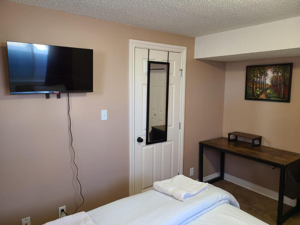 Cozy Home With Comfortable Beds And Fully Equipped Kitchen 15 Mins Drive From Airport, Downtown, Sait And U Of C And 80 Min Drive To Banff Calgary Bagian luar foto