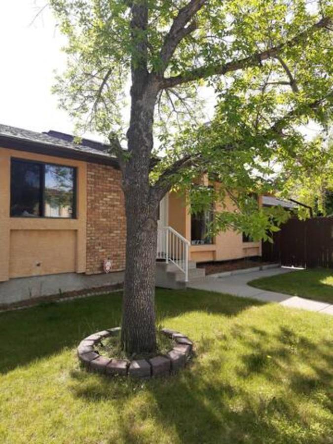 Cozy Home With Comfortable Beds And Fully Equipped Kitchen 15 Mins Drive From Airport, Downtown, Sait And U Of C And 80 Min Drive To Banff Calgary Bagian luar foto